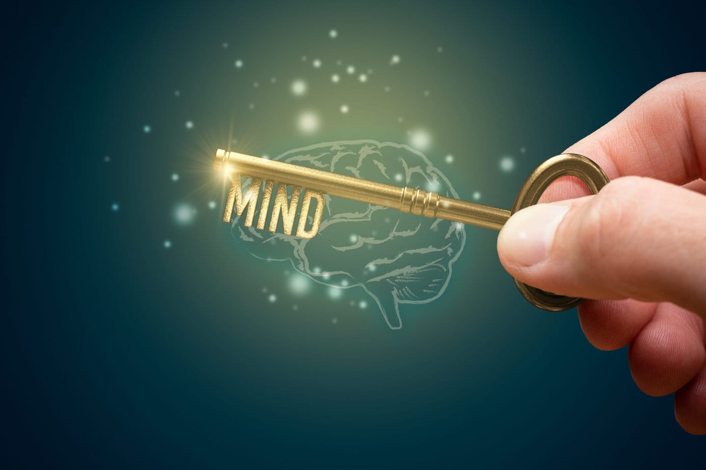 Une main tient une clé dorée étiquetée « MIND » devant une illustration lumineuse d'un cerveau humain sur fond sombre.